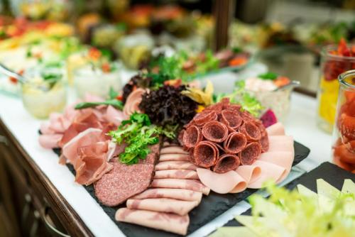 una mesa con muchos tipos diferentes de carnes y hortalizas en Familienapartment Am Neumarkt lll, en Dresden