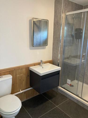 Et badeværelse på Bossiney Lodge Apartment