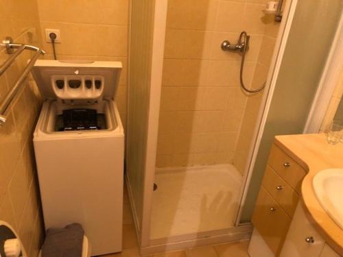La petite salle de bains est pourvue d'une douche et d'un lave-linge. dans l'établissement Appart T2 avec garage, balcon et ménage inclus au Lavandou - FR-1-308-57, à Bormes-les-Mimosas