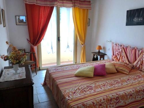 une chambre avec un lit et une grande fenêtre dans l'établissement Appart T2 avec garage, balcon et ménage inclus au Lavandou - FR-1-308-57, à Bormes-les-Mimosas
