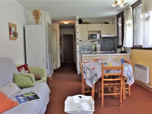 Appartement cosy à Risoul 1850 : 2 pièces, coin montagne, 6 couchages, ski aux pieds, terrasse sud - FR-1-330-125