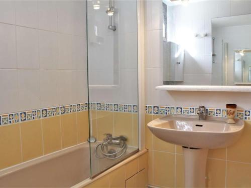 une salle de bain avec un lavabo et une douche dans l'établissement Appartement cosy à Risoul 1850 : 2 pièces, coin montagne, 6 couchages, ski aux pieds, terrasse sud - FR-1-330-125, à Risoul