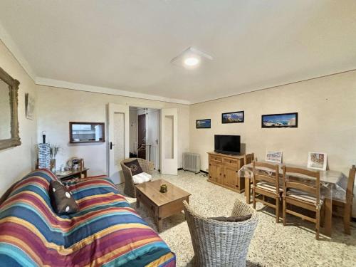 un salon avec un canapé et une table dans l'établissement Studio 1 pièce 2 couchages L'ILE-ROUSSE, à LʼÎle-Rousse