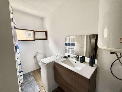 ein kleines Badezimmer mit Waschbecken und Toilette in der Unterkunft Studio Résidence de La Mer L'ILE-ROUSSE in LʼÎle-Rousse