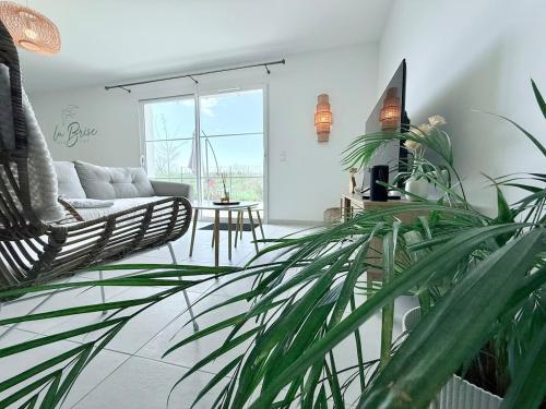 un salon avec un canapé et une table dans l'établissement La Brise des îles, à Yves