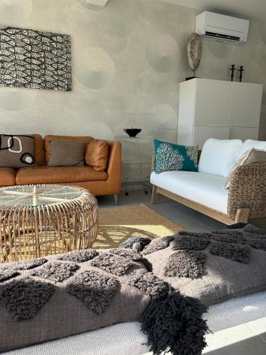 - un salon avec un canapé, un canapé et une table dans l'établissement Maison d'architecte à Morgat, à Crozon