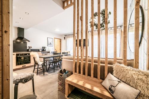 - une cuisine et un salon avec un banc et une table dans l'établissement Echo du Pleney B004, à Morzine