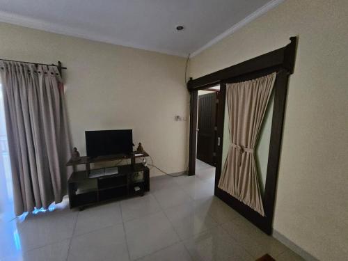 TV a/nebo společenská místnost v ubytování Cempaka Apartment Surfaris Inn