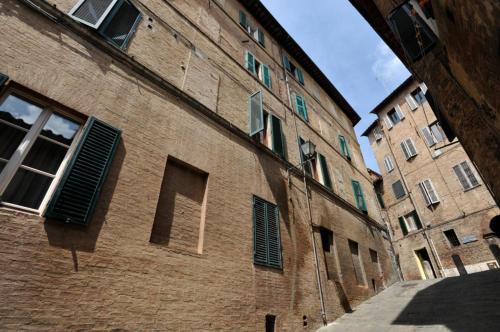 Ein Backsteingebäude mit vielen Fenstern drauf. in der Unterkunft Albergo Bernini in Siena