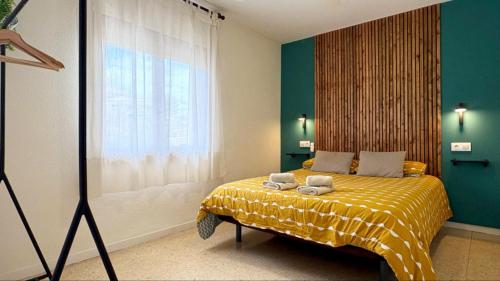 a bedroom with a bed with a yellow blanket at Blu Mare apartment in Peniscola
