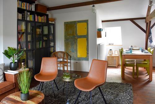 a living room with two chairs and a table at Bed and Breakfast 'Op de Kleijne Hei' in Well
