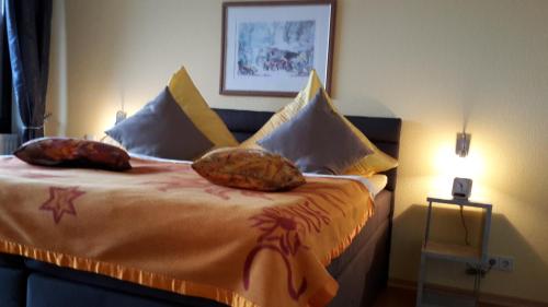 een slaapkamer met een bed met 2 kussens erop bij Yachthafenblick in Bad Zwischenahn