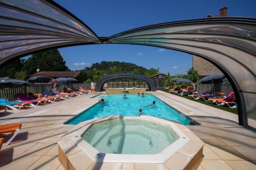 ein Pool in einem Resort mit Whirlpool in der Unterkunft Domaine Résidentiel de Plein Air La Sagne in Vitrac
