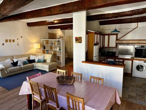 a living room with a table and a couch at T3 Chaleureux - Vieux Toulon - Proche Port in Toulon
