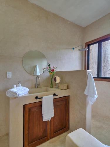 Koupelna v ubytování Colonial Charm, City Center, 2 BR- 10min walk to Cathedral, Pool, Private House