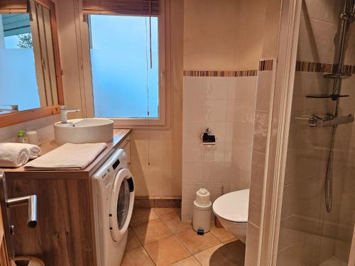 Ένα μπάνιο στο Superbe Duplex les pieds dans l'eau Vue Lac et Château avec Plage et parking Privés