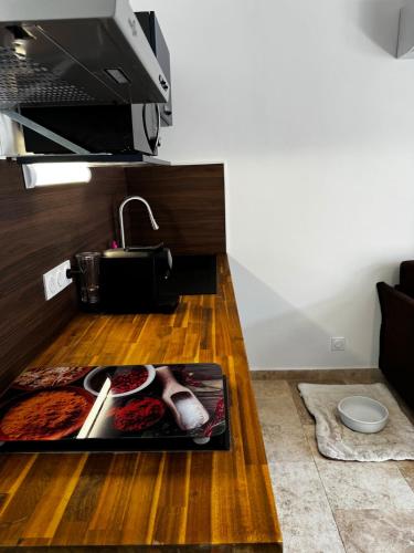 - une cuisine avec un comptoir et un évier dans l'établissement Furnished 2-room apartment with terrace, au Cap d'Agde