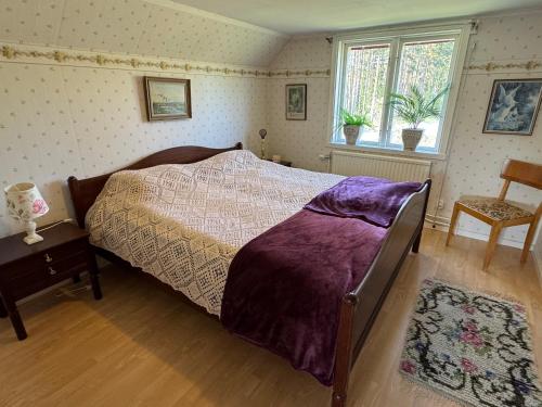 a bedroom with a bed and a table and a window at Hus Målen in Berga