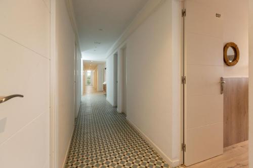 a hallway with a black and white tiled floor at Tres Estrellas in Gavà