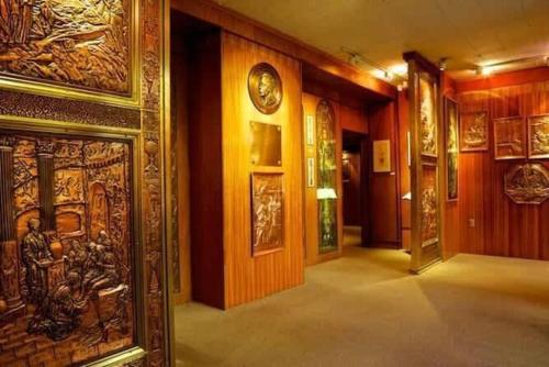 a hallway with a door with a painting on the wall at Condo 2 - Bord de l'eau SPA Barbecue & Foyer in Sainte-Anne-de-Beaupré