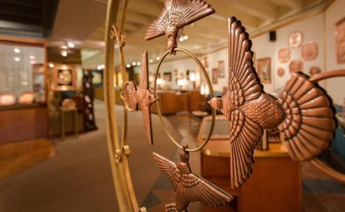 two wooden birds on a pole in a store at Condo 2 - Bord de l'eau SPA Barbecue & Foyer in Sainte-Anne-de-Beaupré