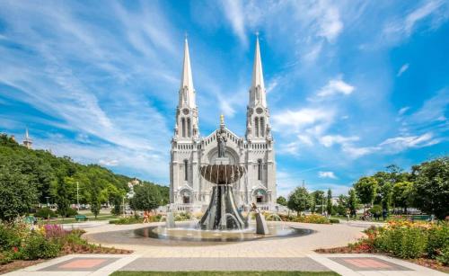 a church with a fountain in front of it at Condo 2 - Bord de l'eau SPA Barbecue & Foyer in Sainte-Anne-de-Beaupré