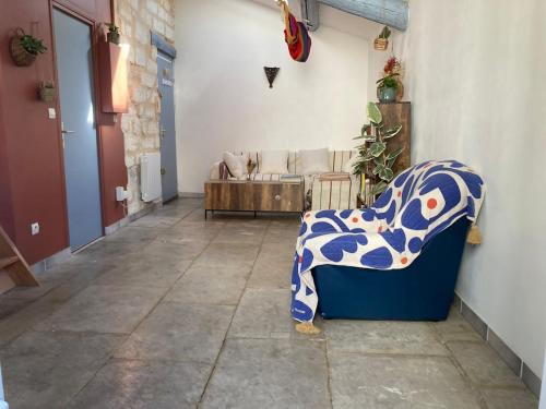 un salon avec un canapé et une chaise dans l'établissement Magnifique appartement en centre-ville, à Montpellier