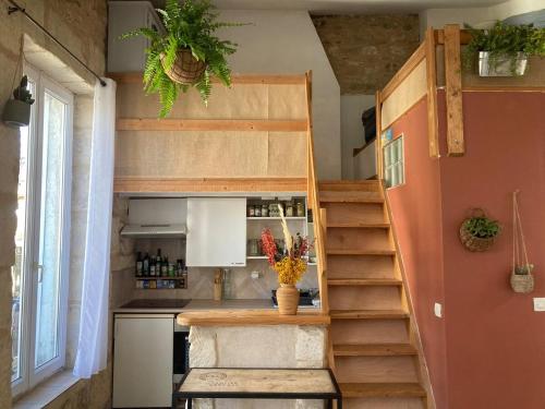 une petite cuisine avec un escalier dans une petite maison dans l'établissement Magnifique appartement en centre-ville, à Montpellier