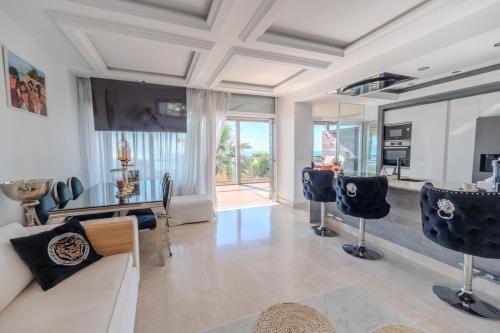 Elegant apartment with a terrace and sea vews