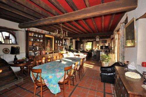 une salle à manger avec une table et des chaises dans l'établissement ecurie de bidalon, à La Celle-sous-Gouzon