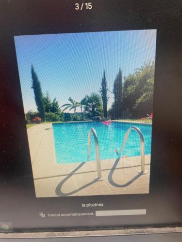 un écran d'ordinateur avec une photo de la piscine dans l'établissement ecurie de bidalon, à La Celle-sous-Gouzon