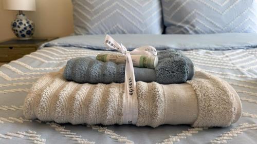 a pile of towels on top of a bed at Spacious Guest Studio - En-Suite - Central - Calm View in London