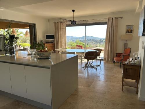 eine Küche und ein Wohnzimmer mit Tisch und Stühlen in der Unterkunft Villa Tiga in Ollioules