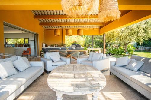 ein Wohnzimmer mit Sofas und einem Tisch in der Unterkunft Villa Tiga in Ollioules