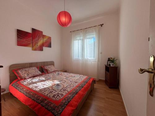 - une chambre avec un lit, une fenêtre et une lampe dans l'établissement Haut de villa martigues, à Martigues