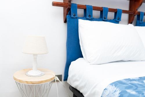 una camera da letto con un letto e un tavolo con una lampada di Dimora Emilù a Bari