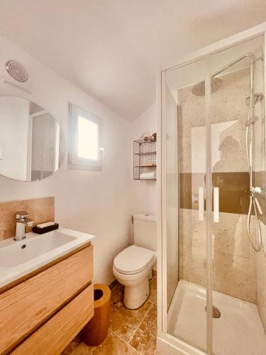 une salle de bain avec toilettes, lavabo et douche dans l'établissement Mountado di Cabre hideout, à Arles