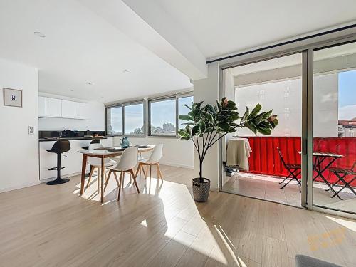 une cuisine et une salle à manger avec une table et des chaises dans l'établissement Bel appartement au Vallon des Auffes - Les Frères de la Loc', à Marseille