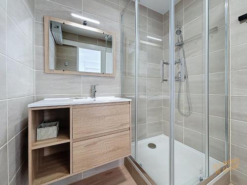 une salle de bain avec un lavabo et une douche dans l'établissement Bel appartement au Vallon des Auffes - Les Frères de la Loc', à Marseille