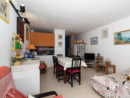 une cuisine et un salon avec une table et des chaises dans l'établissement Superbe T3 en bord de mer avec parking et climatisation, idéal pour 6 ! - FR-1-803-84, à Bormes-les-Mimosas