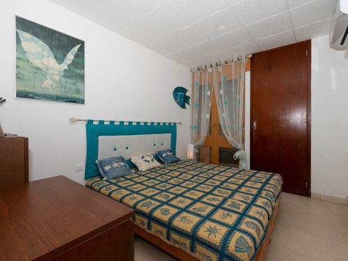 une chambre avec un lit avec une tête de lit bleue dans l'établissement Superbe T3 en bord de mer avec parking et climatisation, idéal pour 6 ! - FR-1-803-84, à Bormes-les-Mimosas