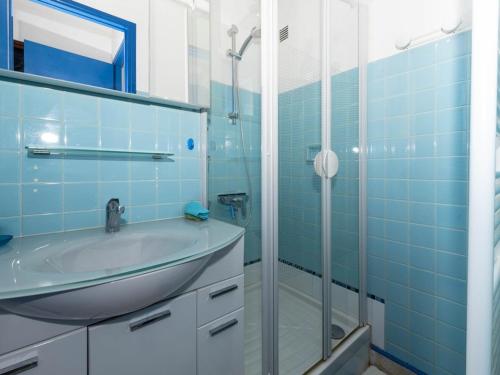 une salle de bain avec un lavabo et une douche dans l'établissement Superbe T3 en bord de mer avec parking et climatisation, idéal pour 6 ! - FR-1-803-84, à Bormes-les-Mimosas