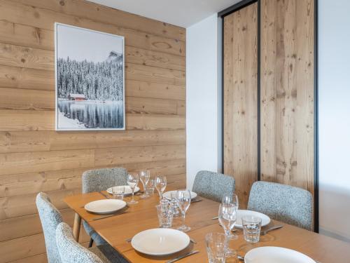 une salle à manger en bois avec une table et des chaises dans l'établissement Appartement 2 chambres avec balcon au cœur de l'Alpe d'Huez - FR-1-645-85, à Huez