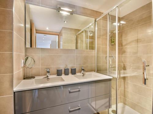une salle de bain avec un lavabo et une douche dans l'établissement Appartement T4 - 6 à 8 pers - Les Gets, parking inclus - FR-1-685-87, aux Gets