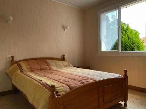 un lit dans une chambre avec une fenêtre dans l'établissement Maison Individuelle à Jard-sur-Mer avec Terrasse et Jardin - FR-1-336-73, à Jard-sur-Mer