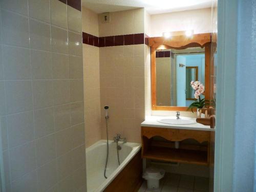 une salle de bain avec un lavabo et une baignoire dans l'établissement Appartement skis aux pieds, 4 couchages, balcon, wifi inclus - FR-1-513-66, à Courchevel