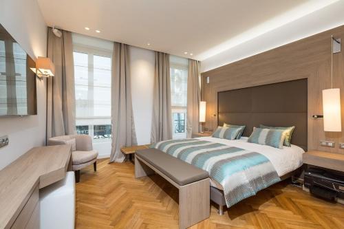 - une grande chambre avec un grand lit et une fenêtre dans l'établissement Cannes Croisette 4 bedrooms - 2C, à Cannes