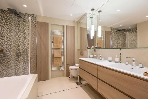 une salle de bain avec une baignoire, des toilettes et un lavabo dans l'établissement Cannes Croisette 4 bedrooms - 2C, à Cannes