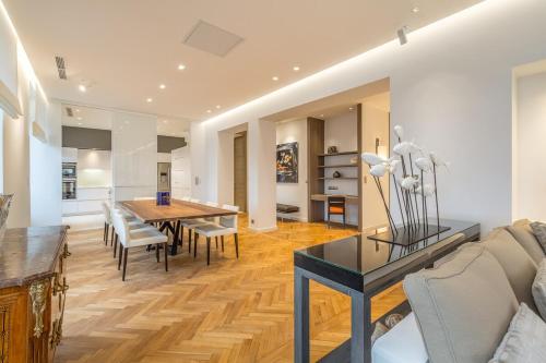 un salon avec une table et une salle à manger dans l'établissement Cannes Croisette 4 bedrooms - 2C, à Cannes