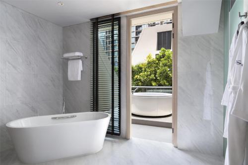 Salle de bains dans l'établissement Sindhorn Kempinski Hotel Bangkok